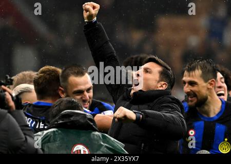 Javier Zanetti, vice-président du FC Internazionale, célèbre la victoire du championnat d'italie à l'issue du match de Serie A entre l'AC Milan et le FC Internazionale au stade San Siro de Milan (Italie), le 22 avril 2023. Le FC Internazionale a remporté le 20e 'scudetto' de son histoire. Banque D'Images