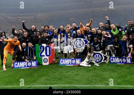 Les joueurs et le personnel du FC Internazionale célèbrent la victoire du championnat italien à la fin du match de Serie A entre l'AC Milan et le FC Internazionale au stade San Siro de Milan (Italie), le 22 avril 2023. Le FC Internazionale a remporté le 20e 'scudetto' de son histoire. Banque D'Images