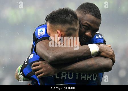 Lautaro Martinez et Marcus Thuram du FC Internazionale célèbrent la victoire du championnat italien à la fin du match de Serie A entre l'AC Milan et le FC Internazionale au stade San Siro de Milan (Italie), le 22 avril 2023. Le FC Internazionale a remporté le 20e 'scudetto' de son histoire. Banque D'Images