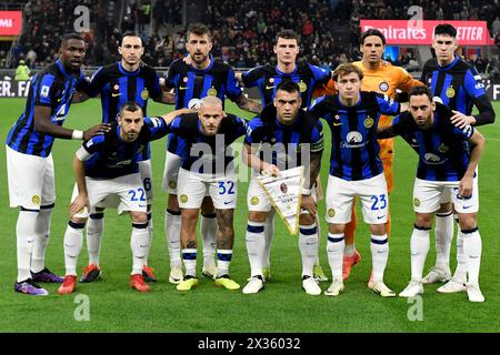 Les joueurs du FC Internazionale posent pour une photo d'équipe lors du match de football Serie A entre l'AC Milan et le FC Internazionale au stade San Sirostadium à Milan (Italie), le 22 avril 2023. Banque D'Images