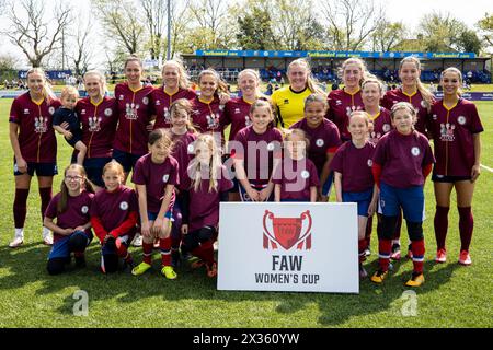 Cardiff met Team photo. Cardiff s'est rencontré contre Cardiff City lors de la finale de la Welsh Women's Cup à Bryntirion Park le 24 avril 2022. Crédit : Lewis Mitchell Banque D'Images