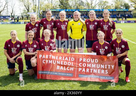 Cardiff met Team photo. Cardiff s'est rencontré contre Cardiff City lors de la finale de la Welsh Women's Cup à Bryntirion Park le 24 avril 2022. Crédit : Lewis Mitchell Banque D'Images