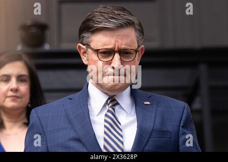 Le président de la Chambre des REPRÉSENTANTS DES ÉTATS-UNIS, Mike Johnson, arrive pour un point de presse à l'Université Columbia à New York le 24 avril 2024. Banque D'Images