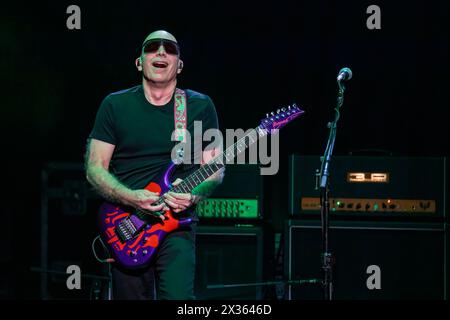 Milwaukee, États-Unis. 23 avril 2024. Joe Satriani au Riverside Theater le 23 avril 2024, à Milwaukee, Wisconsin (photo de Daniel DeSlover/Sipa USA) crédit : Sipa USA/Alamy Live News Banque D'Images