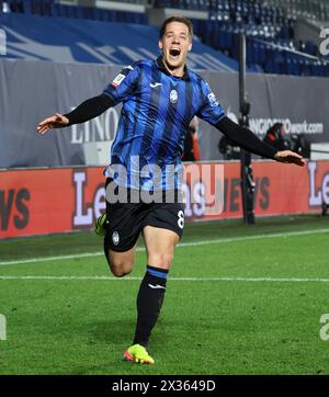 (240425) -- BERGAME, 25 avril 2024 (Xinhua) -- Mario Pasalic d'Atalanta célèbre son but lors de la demi-finale de la Coupe d'Italie de football de 2e manche entre Atalanta et Fiorentina à Bergame, Italie, avril. 24, 2024. (Photo Alberto Lingria/Xinhua) Banque D'Images