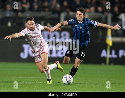 (240425) -- BERGAME, 25 avril 2024 (Xinhua) -- Marten de Roon (R) d'Atalanta affronte Giacomo Bonaventura de Fiorentina lors de la demi-finale de la Coupe d'Italie de football de 2e manche entre Atalanta et Fiorentina à Bergame, Italie, avril. 24, 2024. (Photo Alberto Lingria/Xinhua) Banque D'Images