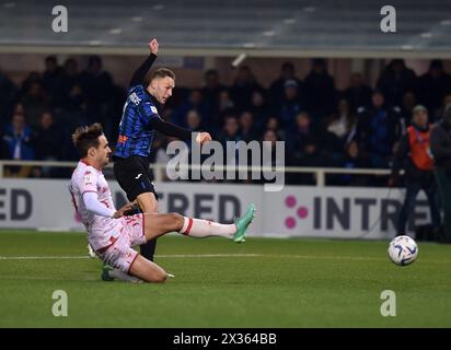 (240425) -- BERGAME, 25 avril 2024 (Xinhua) -- Teun Koopmeiners d'Atalanta marque son but lors de la demi-finale de la Coupe d'Italie de football de 2e manche entre Atalanta et Fiorentina à Bergame, Italie, avril. 24, 2024. (Photo Alberto Lingria/Xinhua) Banque D'Images