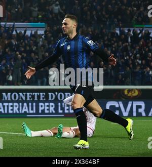 (240425) -- BERGAME, 25 avril 2024 (Xinhua) -- Teun Koopmeiners d'Atalanta célèbre son but lors de la demi-finale de la Coupe d'Italie de football de 2e manche entre Atalanta et Fiorentina à Bergame, Italie, en avril. 24, 2024. (Photo Alberto Lingria/Xinhua) Banque D'Images