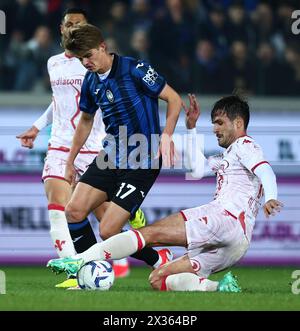 (240425) -- BERGAME, 25 avril 2024 (Xinhua) -- Charles de Ketelaere (l) d'Atalanta affronte Luca Ranieri de Fiorentina lors de la demi-finale de la Coupe d'Italie de football de 2e manche entre Atalanta et Fiorentina à Bergame, Italie, avril. 24, 2024. (Photo Alberto Lingria/Xinhua) Banque D'Images