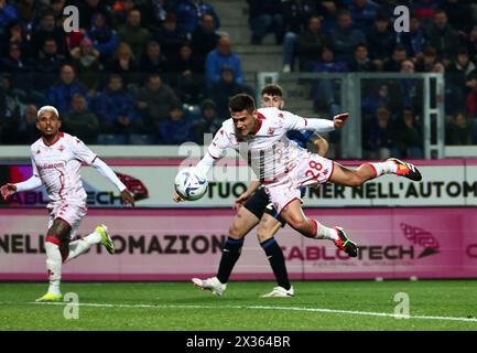 (240425) -- BERGAME, 25 avril 2024 (Xinhua) -- Lucas Martinez Quarta (R) de Fiorentina marque son but lors de la demi-finale de la Coupe d'Italie de football de 2e manche entre Atalanta et Fiorentina à Bergame, Italie, avril. 24, 2024. (Photo Alberto Lingria/Xinhua) Banque D'Images