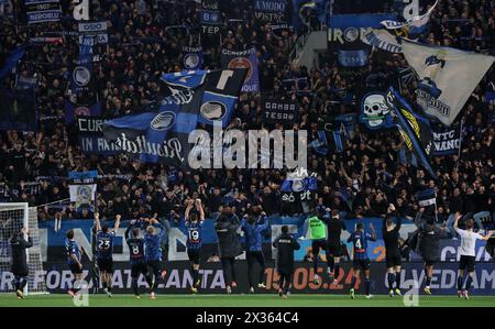 (240425) -- BERGAME, 25 avril 2024 (Xinhua) -- L'équipe Atalanta célèbre à la fin de la demi-finale de la Coupe d'Italie, le match de football de 2e manche entre Atalanta et Fiorentina à Bergame, Italie, avril. 24, 2024. (Photo Alberto Lingria/Xinhua) Banque D'Images