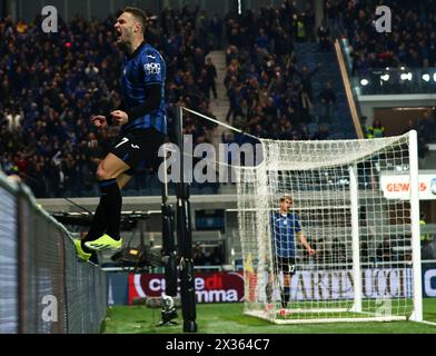 (240425) -- BERGAME, 25 avril 2024 (Xinhua) -- Teun Koopmeiners d'Atalanta célèbre son but lors de la demi-finale de la Coupe d'Italie de football de 2e manche entre Atalanta et Fiorentina à Bergame, Italie, en avril. 24, 2024. (Photo Alberto Lingria/Xinhua) Banque D'Images