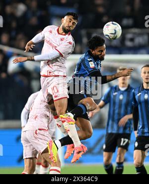 (240425) -- BERGAME, 25 avril 2024 (Xinhua) -- Ederson (R) d'Atalanta se bat pour une tête avec Nicolas Gonzalez de Fiorentina lors de la demi-finale de la Coupe d'Italie de football de 2e manche entre Atalanta et Fiorentina à Bergame, Italie, avril. 24, 2024. (Photo Alberto Lingria/Xinhua) Banque D'Images