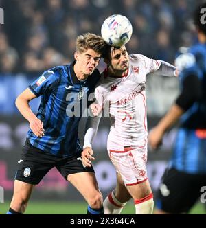 (240425) -- BERGAME, 25 avril 2024 (Xinhua) -- Charles de Ketelaere (l) d'Atalanta se bat pour une tête avec Luca Ranieri de Fiorentina lors de la demi-finale de la Coupe d'Italie de football de 2e manche entre Atalanta et Fiorentina à Bergame, Italie, avril. 24, 2024. (Photo Alberto Lingria/Xinhua) Banque D'Images