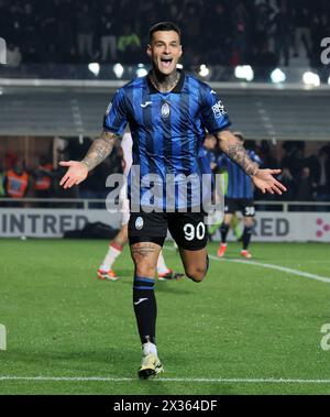 (240425) -- BERGAME, 25 avril 2024 (Xinhua) -- Gianluca Scamacca d'Atalanta célèbre son but lors de la demi-finale de la Coupe d'Italie de football de 2e manche entre Atalanta et Fiorentina à Bergame, Italie, avril. 24, 2024. (Photo Alberto Lingria/Xinhua) Banque D'Images