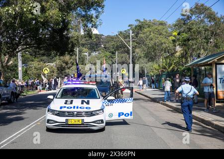 Sydney, Australie, jeudi 25 avril 2024. Dans la petite banlieue de Sydney d'Avalon Beach, des milliers de personnes se sont rendues pour assister à la marche ANZAC Day et au service qui a suivi dans Dunbar Park. ANZAC Day en Australie est une journée nationale de commémoration qui célèbre les Australiens, les Néo-Zélandais et leurs alliés qui ont donné leur vie au combat. De peur que nous oubliions. Nous nous en souviendrons. Créditez Martin Berry@Alamy Live news Banque D'Images