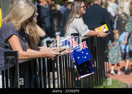 Sydney, Australie, jeudi 25 avril 2024. Dans la petite banlieue de Sydney d'Avalon Beach, des milliers de personnes se sont rendues pour assister à la marche ANZAC Day et au service qui a suivi dans Dunbar Park. ANZAC Day en Australie est une journée nationale de commémoration qui célèbre les Australiens, les Néo-Zélandais et leurs alliés qui ont donné leur vie au combat. De peur que nous oubliions. Nous nous en souviendrons. Créditez Martin Berry@Alamy Live news Banque D'Images