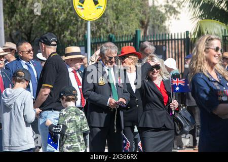 Sydney, Australie, jeudi 25 avril 2024. Dans la petite banlieue de Sydney d'Avalon Beach, des milliers de personnes se sont rendues pour assister à la marche ANZAC Day et au service qui a suivi dans Dunbar Park. ANZAC Day en Australie est une journée nationale de commémoration qui célèbre les Australiens, les Néo-Zélandais et leurs alliés qui ont donné leur vie au combat. Conseillère Karina page (haut rouge) avec des vétérans. De peur que nous oubliions. Nous nous en souviendrons. Créditez Martin Berry@Alamy Live news Banque D'Images