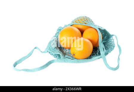 Oranges fraîches dans un sac de ficelle isolé sur blanc Banque D'Images