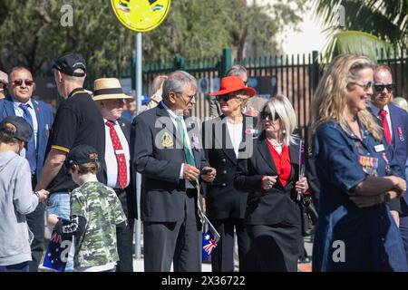 Sydney, Australie, jeudi 25 avril 2024. Dans la petite banlieue de Sydney d'Avalon Beach, des milliers de personnes se sont rendues pour assister à la marche ANZAC Day et au service qui a suivi dans Dunbar Park. ANZAC Day en Australie est une journée nationale de commémoration qui célèbre les Australiens, les Néo-Zélandais et leurs alliés qui ont donné leur vie au combat. Conseillère Karina page (haut rouge) avec des vétérans. De peur que nous oubliions. Nous nous en souviendrons. Créditez Martin Berry@Alamy Live news Banque D'Images