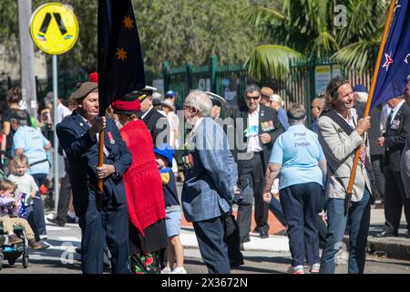 Sydney, Australie, jeudi 25 avril 2024. Dans la petite banlieue de Sydney d'Avalon Beach, des milliers de personnes se sont rendues pour assister à la marche ANZAC Day et au service qui a suivi dans Dunbar Park. ANZAC Day en Australie est une journée nationale de commémoration qui célèbre les Australiens, les Néo-Zélandais et leurs alliés qui ont donné leur vie au combat. De peur que nous oubliions. Nous nous en souviendrons. Créditez Martin Berry@Alamy Live news Banque D'Images