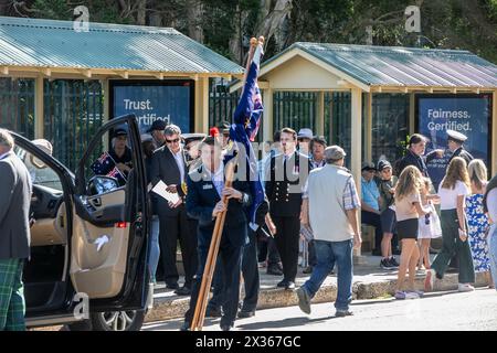 Sydney, Australie, jeudi 25 avril 2024. Dans la petite banlieue de Sydney d'Avalon Beach, des milliers de personnes se sont rendues pour assister à la marche ANZAC Day et au service qui a suivi dans Dunbar Park. ANZAC Day en Australie est une journée nationale de commémoration qui célèbre les Australiens, les Néo-Zélandais et leurs alliés qui ont donné leur vie au combat. De peur que nous oubliions. Nous nous en souviendrons. Créditez Martin Berry@Alamy Live news Banque D'Images