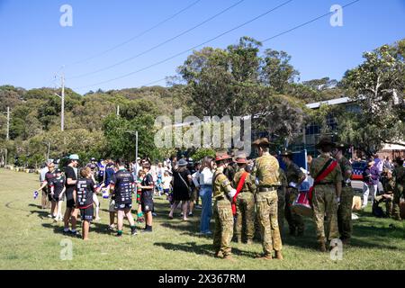 Sydney, Australie, jeudi 25 avril 2024. Dans la petite banlieue de Sydney d'Avalon Beach, des milliers de personnes se sont rendues pour assister à la marche ANZAC Day et au service qui a suivi dans Dunbar Park. ANZAC Day en Australie est une journée nationale de commémoration qui célèbre les Australiens, les Néo-Zélandais et leurs alliés qui ont donné leur vie au combat. De peur que nous oubliions. Nous nous en souviendrons. Créditez Martin Berry@Alamy Live news Banque D'Images