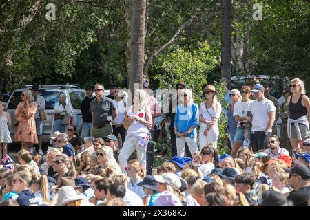 Sydney, Australie, jeudi 25 avril 2024. Dans la petite banlieue de Sydney d'Avalon Beach, des milliers de personnes se sont rendues pour assister à la marche ANZAC Day et au service qui a suivi à Dunbar Park, organisé par la filiale d'Avalon Beach RSL. ANZAC Day en Australie est une journée nationale de commémoration qui célèbre les Australiens, les Néo-Zélandais et leurs alliés qui ont donné leur vie au combat. De peur que nous oubliions. Nous nous en souviendrons. Créditez Martin Berry@Alamy Live news Banque D'Images