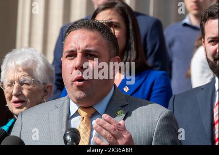 New York, États-Unis. 24 avril 2024. Le représentant américain Anthony D'Esposito (R-NY) prend la parole lors d'une conférence de presse à l'Université Columbia le 24 avril 2024 à New York. Le président de la Chambre, Mike Johnson, a visité le campus alors que les administrateurs de l'école et les manifestants étudiants pro-palestiniens ont progressé dans les négociations après que l'école a fixé une date limite de minuit pour que les étudiants dissolvent le campement, et convenu d'une prolongation de 48 heures. Johnson a appelé à la démission de Minouche Shafik, présidente de l'Université Columbia. Crédit : SOPA images Limited/Alamy Live News Banque D'Images