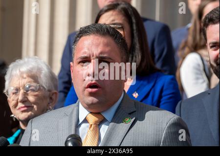 New York, États-Unis. 24 avril 2024. Le représentant américain Anthony D'Esposito (R-NY) prend la parole lors d'une conférence de presse à l'Université Columbia le 24 avril 2024 à New York. Le président de la Chambre, Mike Johnson, a visité le campus alors que les administrateurs de l'école et les manifestants étudiants pro-palestiniens ont progressé dans les négociations après que l'école a fixé une date limite de minuit pour que les étudiants dissolvent le campement, et convenu d'une prolongation de 48 heures. Johnson a appelé à la démission de Minouche Shafik, présidente de l'Université Columbia. Crédit : SOPA images Limited/Alamy Live News Banque D'Images