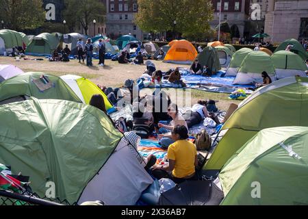 Campement occupé par des manifestants pro-palestiniens sur le campus de l'Université Columbia le 24 avril 2024 à New York. Le Front populaire pour la libération de la Palestine et un dirigeant du Hamas ont déclaré leur soutien aux campements de tentes non autorisés qui tourmentent l'Université Columbia et d'autres universités américaines d'élite. Le président de la Chambre, Mike Johnson, a visité le campus alors que les administrateurs de l'école et les manifestants étudiants pro-palestiniens ont progressé dans les négociations après que l'école a fixé une date limite de minuit pour que les étudiants dissolvent le campement, et convenu d'une prolongation de 48 heures. Johnson ha Banque D'Images