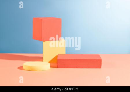 Une pile de deux podiums cubes disposés avec des podiums ronds et rectangulaires sur le dos bleu. Composition abstraite dans un design minimal Banque D'Images