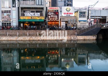 Fukuoka, Japon - 14 mai 2023 : restaurants et bars sont bordés le long de la vieille ville de la rivière Hakata à Fukuoka dans la plus grande ville de Kyushu au Japon. Banque D'Images