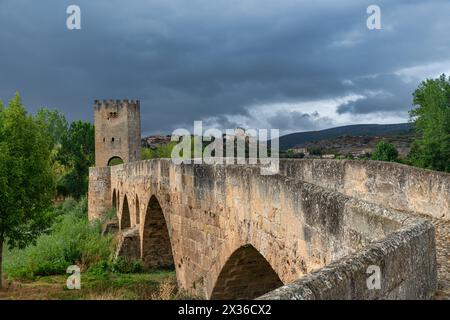 Pont médiéval de Frías, style gothique du XIIIe siècle, Ebre, ville médiévale de Frías, groupement artistique historique, Las Merindades, Burgos, Castilla y León Banque D'Images