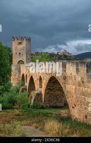 Pont médiéval de Frías, style gothique du XIIIe siècle, Ebre, ville médiévale de Frías, groupement artistique historique, Las Merindades, Burgos, Castilla y León Banque D'Images