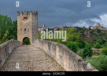 Pont médiéval de Frías, style gothique du XIIIe siècle, Ebre, ville médiévale de Frías, groupement artistique historique, Las Merindades, Burgos, Castilla y León Banque D'Images