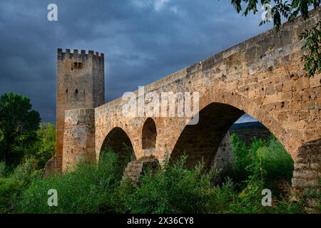 Pont médiéval de Frías, style gothique du XIIIe siècle, Ebre, ville médiévale de Frías, groupement artistique historique, Las Merindades, Burgos, Castilla y León Banque D'Images