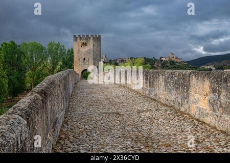 Pont médiéval de Frías, style gothique du XIIIe siècle, Ebre, ville médiévale de Frías, groupement artistique historique, Las Merindades, Burgos, Castilla y León Banque D'Images