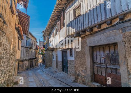 Une rue avec des maisons traditionnelles à colombages et des façades en pierre dans le village historique de La Alberca dans la province de Salamanque en Espagne. Banque D'Images