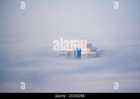 Vue aérienne du ministère de l'intérieur à Doha pendant le brouillard Banque D'Images