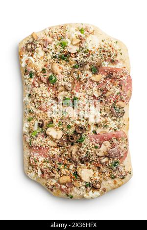 Pizza carrée congelée isolée sur un fond blanc. Banque D'Images