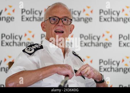 Photo du dossier datée du 11/09/23 du commissaire de la police métropolitaine Sir Mark Rowley lors d'une conversation avec Sir Trevor Phillips au Policy Exchange à Londres. Le ministre de l'intérieur a déclaré qu'il continuait de "soutenir" le commissaire de la police métropolitaine Mark Rowley après avoir défendu un officier qui semblait menacer un militant de l'antisémitisme d'être arrêté lors d'une manifestation pro-palestinienne. Date d'émission : jeudi 25 avril 2024. Banque D'Images