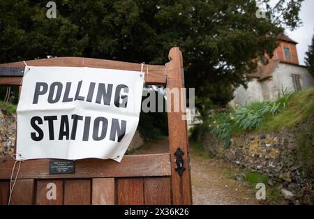 Photo du dossier datée du 06/05/21 d'un panneau de bureau de vote à l'extérieur d'un bureau de vote installé à l'église All Saints à Monk Sherborne, Hampshire. Voici la dernière liste des heures de déclaration estimées pour les élections locales, municipales et de police et commissaire à la criminalité qui ont lieu en Angleterre et au pays de Galles le 2 mai. Les résultats de ces élections sont annoncés sur plusieurs jours, commençant dans la nuit du 2 mai et se terminant le 5 mai. Date d'émission : jeudi 25 avril 2024. Banque D'Images