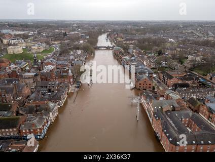 Photo du dossier datée du 23/01/24 d'une inondation à York. La dégradation de la nature pourrait entraîner une perte de 12 % du produit intérieur brut (PIB) du Royaume-Uni d'ici 2030, selon une analyse « révolutionnaire ». Des économistes, des scientifiques, des représentants du gouvernement et des régulateurs financiers ont fourni des orientations pour une nouvelle évaluation de la façon dont la détérioration des écosystèmes, tant au niveau national qu'international, pourrait affecter l'économie et le secteur financier britanniques. Date d'émission : jeudi 25 avril 2024. Banque D'Images