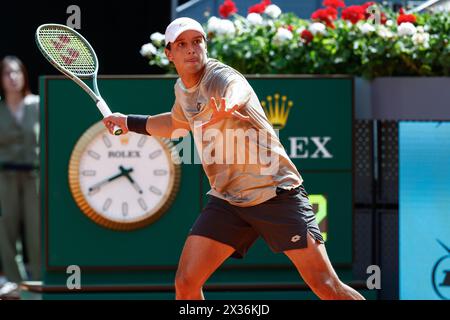 Luciano Darderi d'Italie en action contre Gael Monfils de France lors de l'Open de Madrid 2024, ATP Masters 1000 et WTA 1000, tournoi de tennis le 24 avril 2024 à Caja Magica à Madrid, Espagne Banque D'Images