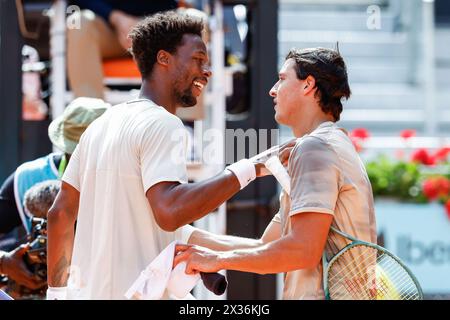 Gael Monfils de France et Luciano Darderi d'Italie se saluent lors du Mutua Madrid Open 2024, ATP Masters 1000 et WTA 1000, tournoi de tennis le 24 avril 2024 au Caja Magica de Madrid, Espagne Banque D'Images