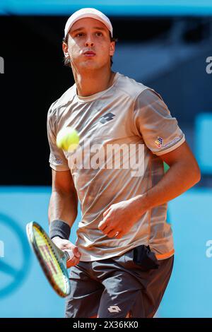 Luciano Darderi d'Italie célèbre sa victoire contre Gael Monfils de France lors du Mutua Madrid Open 2024, ATP Masters 1000 et WTA 1000, tournoi de tennis le 24 avril 2024 à Caja Magica à Madrid, Espagne Banque D'Images