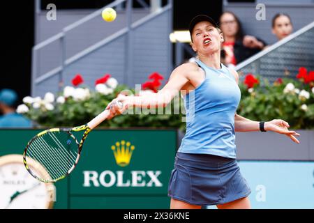 Caroline Wozniacki, danoise, en action contre Sara Errani, italienne, lors du Mutua Madrid Open 2024, ATP Masters 1000 et WTA 1000, tournoi de tennis le 24 avril 2024 au Caja Magica de Madrid, Espagne Banque D'Images