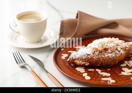 Croissant d'amandes sur plaque d'argile de près Banque D'Images