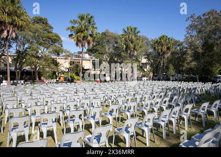 ANZAC Day 2024, les préparatifs sont en cours à Avalon Beach où le club de la RSL a organisé des places pour les milliers de personnes attendues au service Banque D'Images